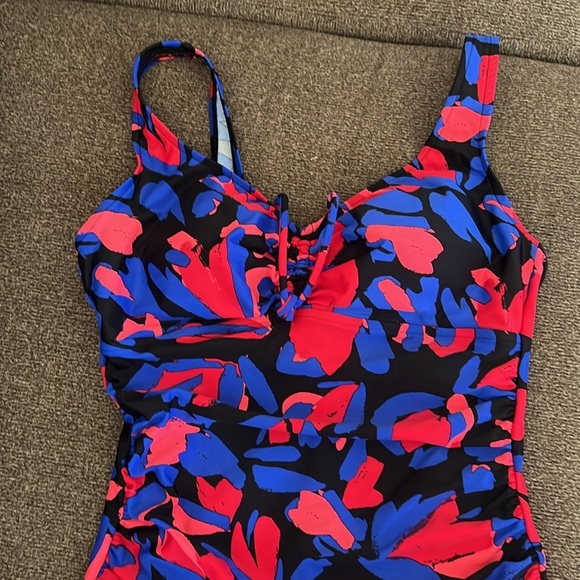 Aqua Green Cinch
Front One Piece Swimsuit
Medium Multicolor Size 8 - Picture 6 of 14